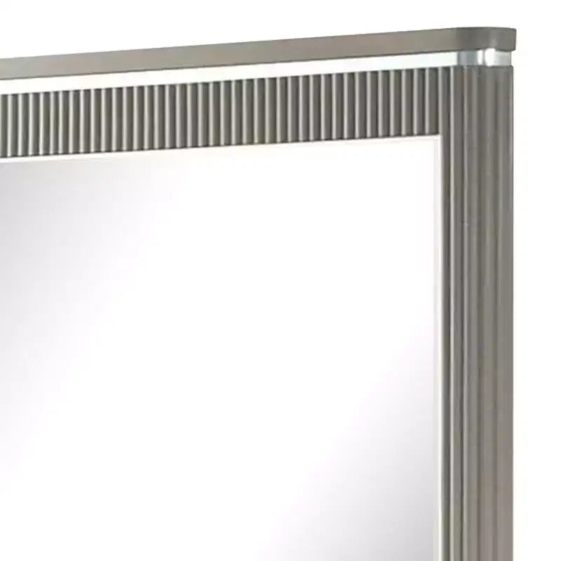 Miroir de commode, 38 po, bois gris clair, design cannelé, accents argentés