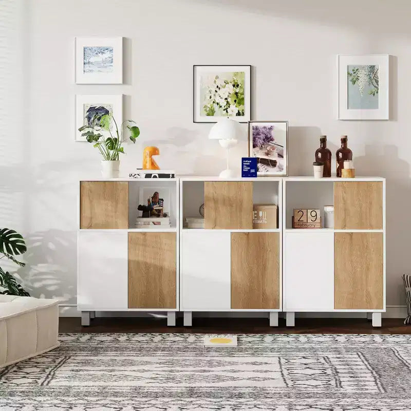Buffet en bois blanc avec porte coulissante de style grange et étagères réglables pour la cuisine, l'entrée, la salle à manger et le salon